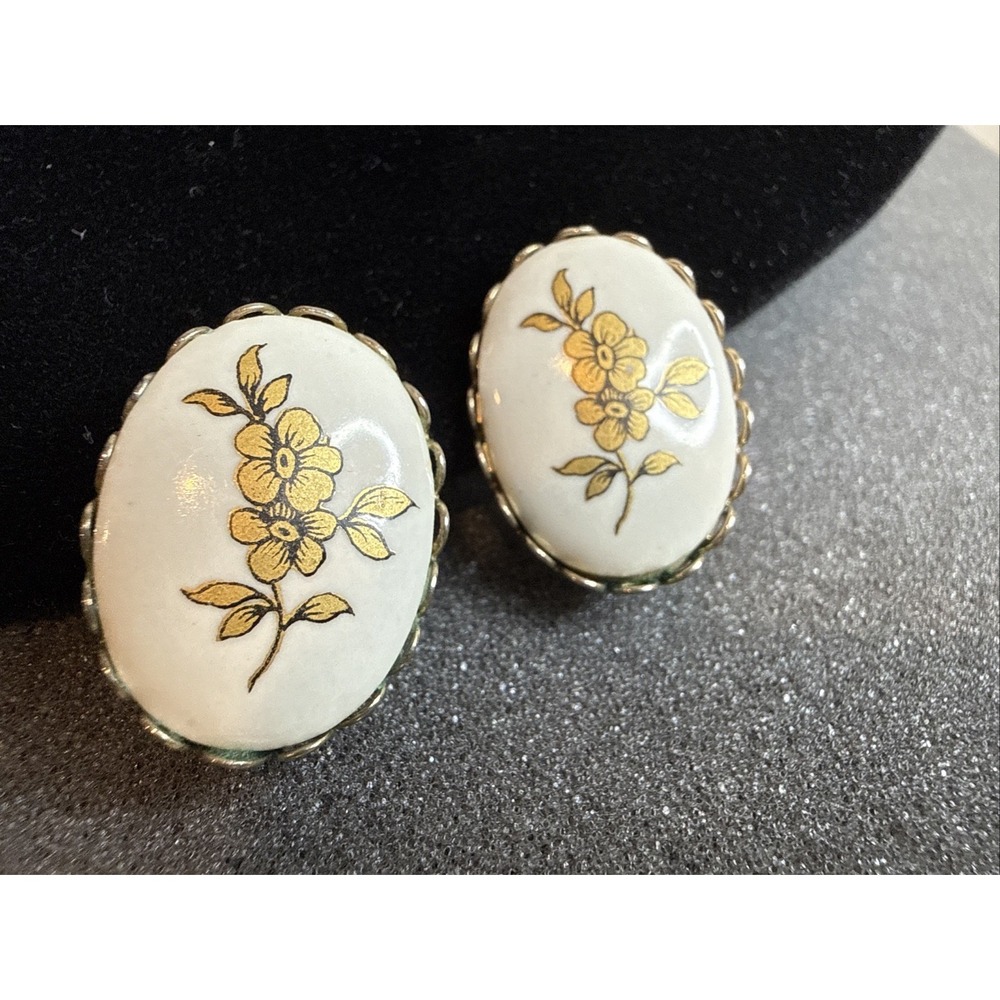 Vintage Screw Back Porcelain White and Gold Floral Earrings ~1"